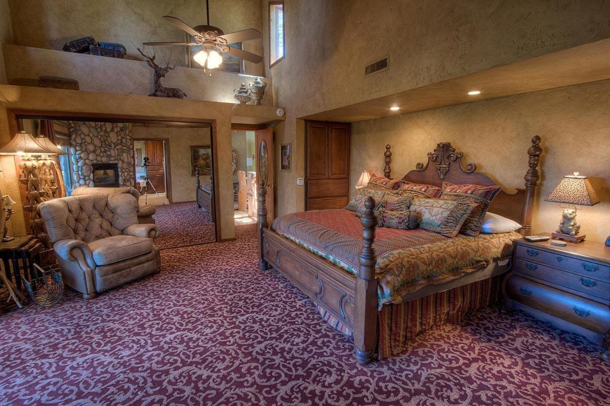 Popular attractions Area Nearby Property